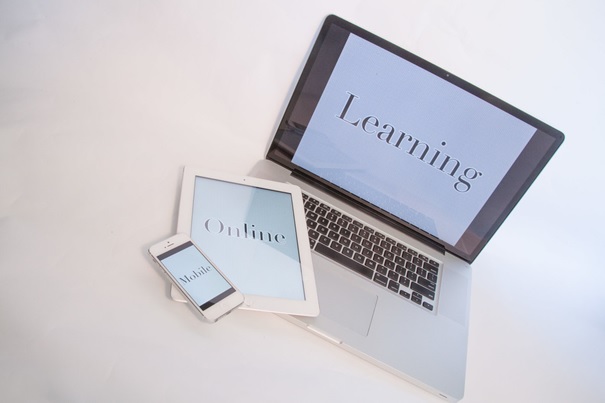 Blended learning - połączenie platformy e-learningowej z zajęciami w tradycyjnej formie z lektorem (stacjonarnie bądź online)